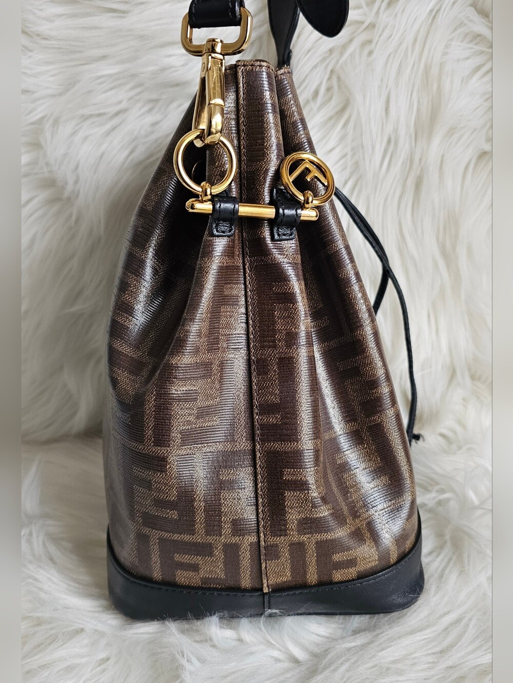 🖤 Fendi Bucket Bag 🖤 - Picture 4 of 15